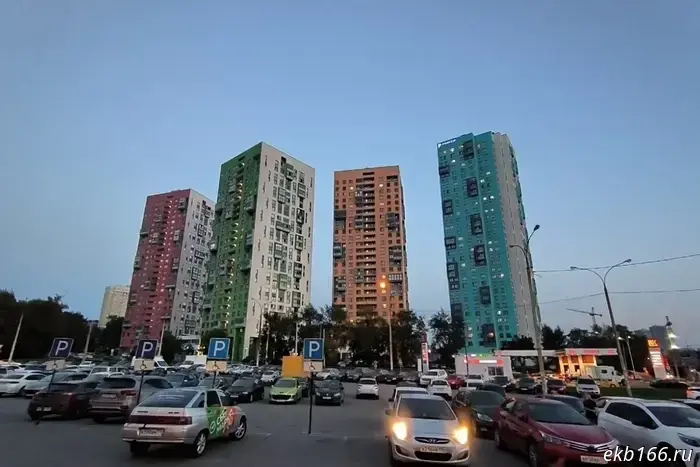 В Екатеринбурге наблюдается рост цен на вторичное жилье из-за увеличенного спроса.