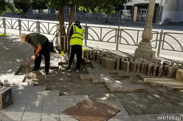 They started replacing the tiles again on Malysheva.