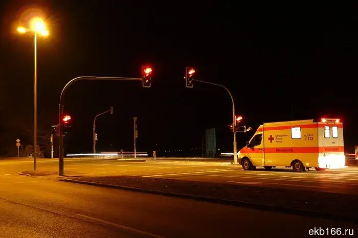 В Берёзовском молодой человек сломал нос 8-летней девочке на детской площадке.