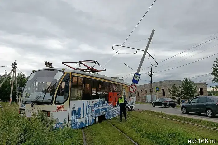 В Нижнем Тагиле шесть человек получили травмы в результате столкновения трамвая со столбом (ФОТО).