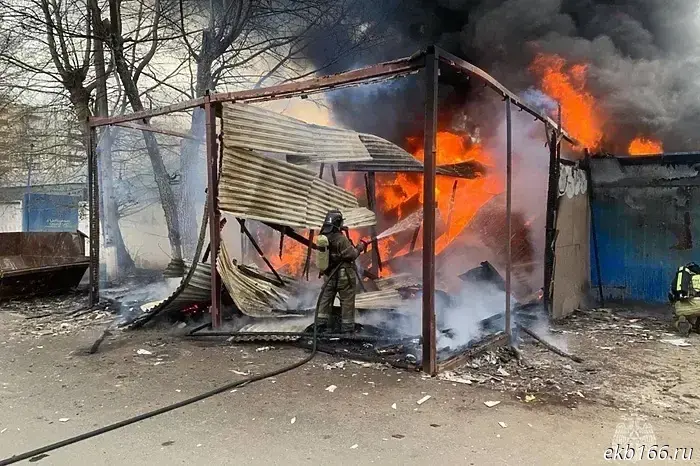 A tire service garage on Zoologicheskaya Street caught fire in Yekaterinburg.