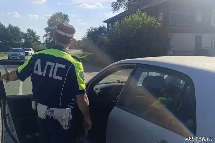 В Екатеринбурге автомобиль врезался в жилой дом, почти задавив спящего ребёнка.