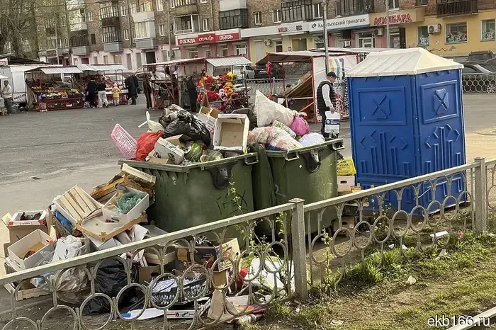Вице-мэр Екатеринбурга уволил двоих работников районной администрации из-за некачественной уборки улиц.