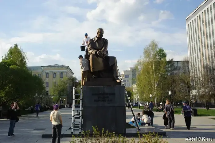 In Yekaterinburg, the monument to Alexander Popov was washed.