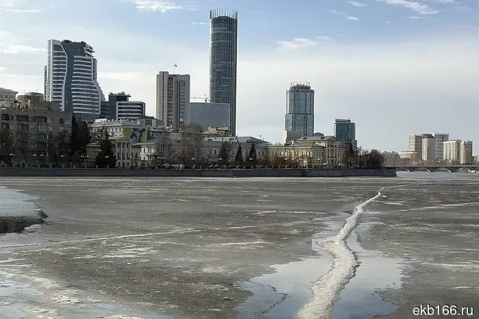 Тела двух мужчин извлекли из воды в Свердловской области.