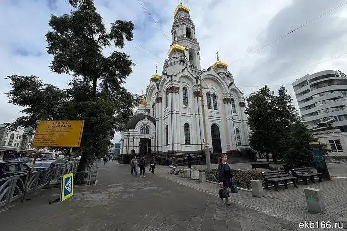 В Екатеринбурге люди приносят цветы и игрушки к месту трагедии, где погибли пешеходы у Большого Златоуста (ФОТО)