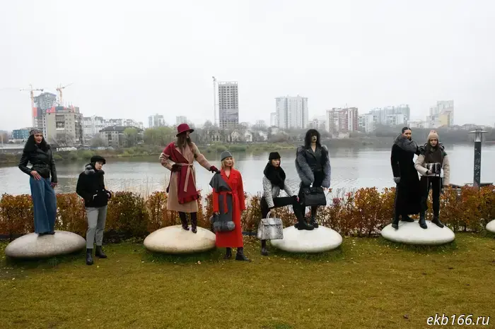 In the center of Yekaterinburg, girls suddenly turned a pier into a runway.