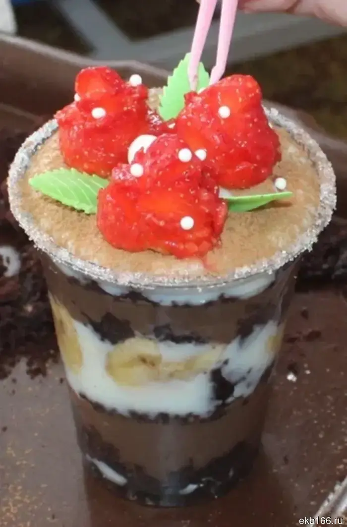The dessert of English cuisine was prepared at the bakers and confectioners competition in the Tagil IK-6.