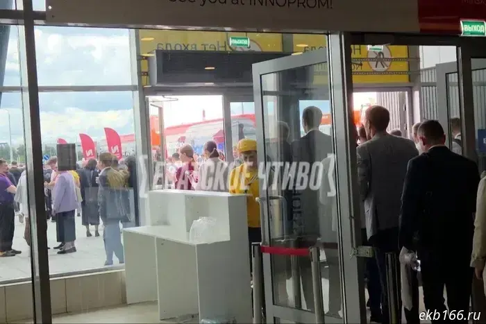 Участников «Иннопрома» настоятельно попросили покинуть выставочный центр.
