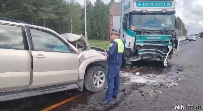 Житель Екатеринбурга, управлявший автомобилем «Ленд Крузер», скончался в результате столкновения с грузовиком.