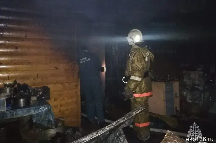 A two-apartment residential building burned down in VIZ on Friday evening.