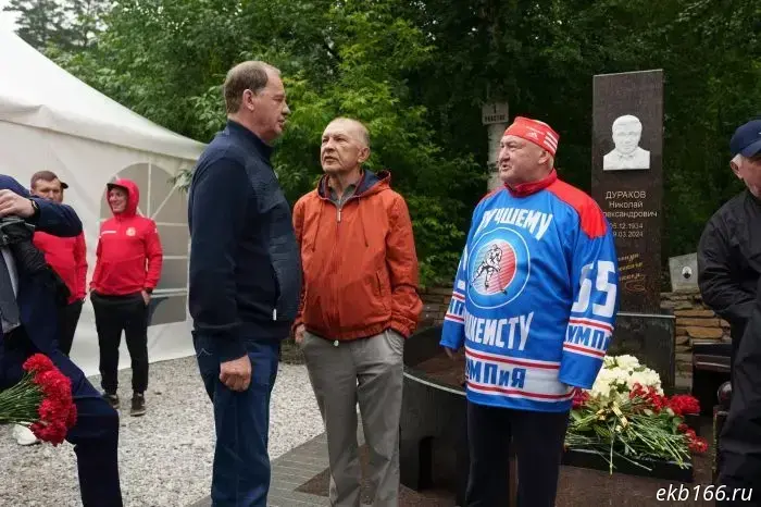 The monument to the "legend of Russian hockey" was unveiled at Shirokorechenskoye Cemetery in Yekaterinburg.