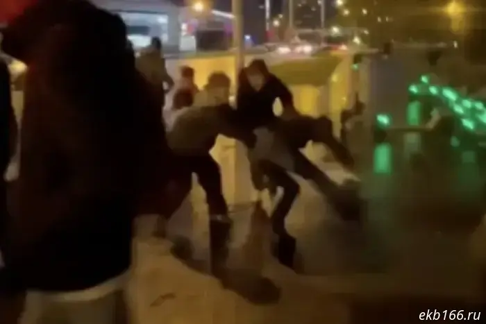 В Екатеринбурге группа подростков избила мужчину ногами после замечания и разместила видео с этим инцидентом в интернете.