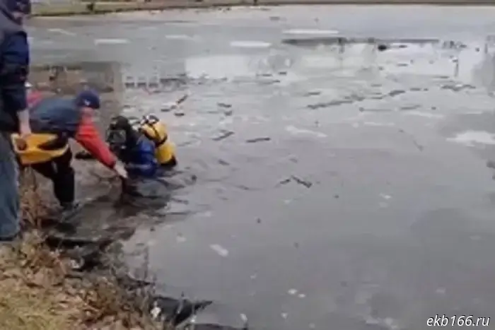 «Спасли одного». Снегоход с двумя пассажирами ушел под лед в Свердловской области.