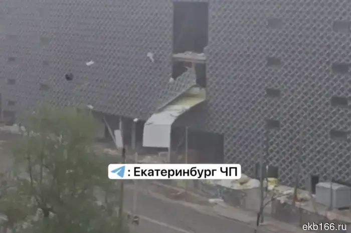 The new shopping center "Golden" in Botanika had its wall demolished.