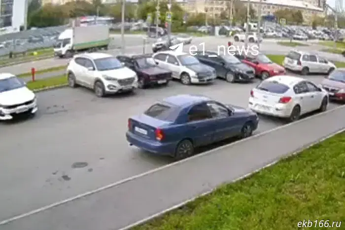 In Yekaterinburg, a BMW suddenly crashed into a traffic light.