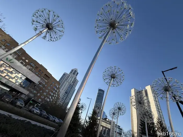 A new park with giant dandelions has appeared in Yekaterinburg.