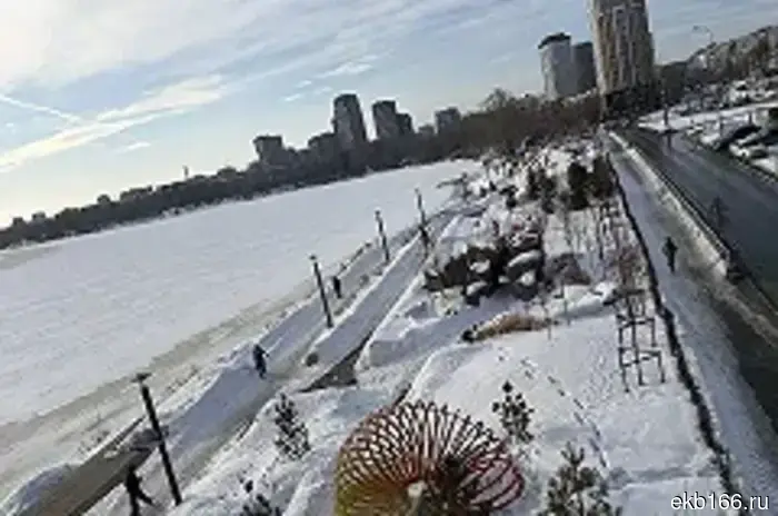 Passersby broke the fence on the river Olkhovka embankment, which is closed to passage.