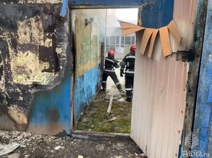A tire service garage on Zoologicheskaya Street caught fire in Yekaterinburg.
