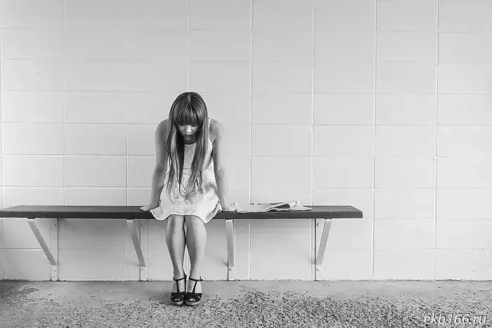 "She was lying in only a dress": an unconscious girl was found in a parking lot in Akademichesky District
