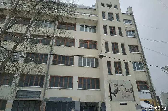 In the very center of Yekaterinburg, someone's housing has appeared in a shipping container (PHOTO)