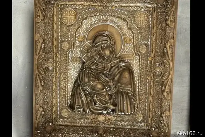 В ГУФСИН продемонстрировали икону с изображением Богородицы, созданную осужденными колонии.