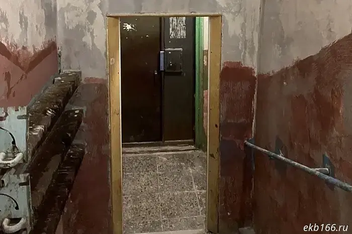 In Yekaterinburg, a new building suddenly began to undergo major repairs.
