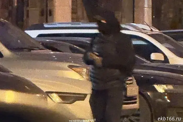 A thief scouting for expensive cars was spotted in central Yekaterinburg at night.