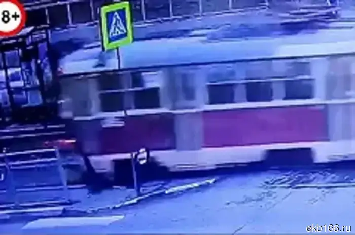 В Екатеринбурге подростки повредили новый троллейбус.