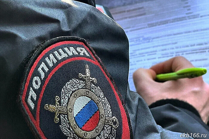 A wheel torn off in a crash on the EKAD shattered the windshield of a passing minibus (PHOTO)