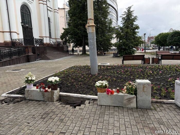 В Екатеринбурге люди приносят цветы и игрушки к месту трагедии, где погибли пешеходы у храма Большого Златоуста (ФОТО)