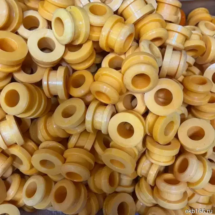 Гора запчастей для грузовых вагонов «прилипла» к рукам работника железной дороги в Свердловской области. ФОТО