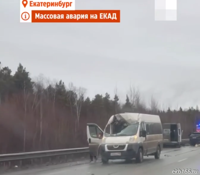 A wheel torn off in a crash on the EKAD shattered the windshield of a passing minibus (PHOTO)