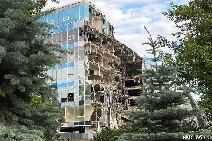Вблизи Зелёной рощи происходит снос большого стеклянного здания.