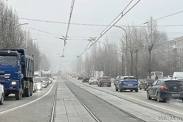 Движение трамваев на улице Челюскинцев приостановлено.
