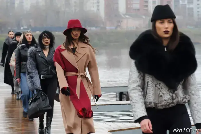 In the center of Yekaterinburg, girls suddenly turned a pier into a runway.