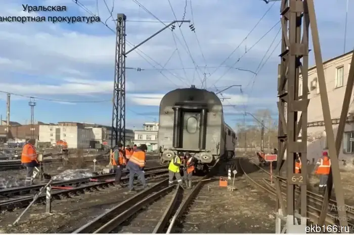 The suburban electric train derailed in Serov.