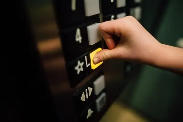 В Екатеринбурге жильцы 25-этажного дома выразили недовольство по поводу неработающих лифтов.