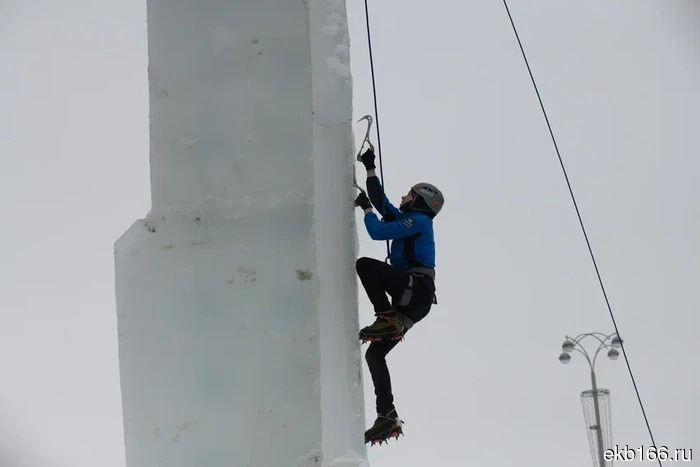 «Они снова лезут!» В Екатеринбурге проходит последний штурм ледяного городка (ФОТО)