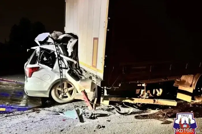 «Форд Эксплорер» с двумя мужчинами «стал» на полуприцеп фуры на Дублере Сибирского тракта. ФОТО