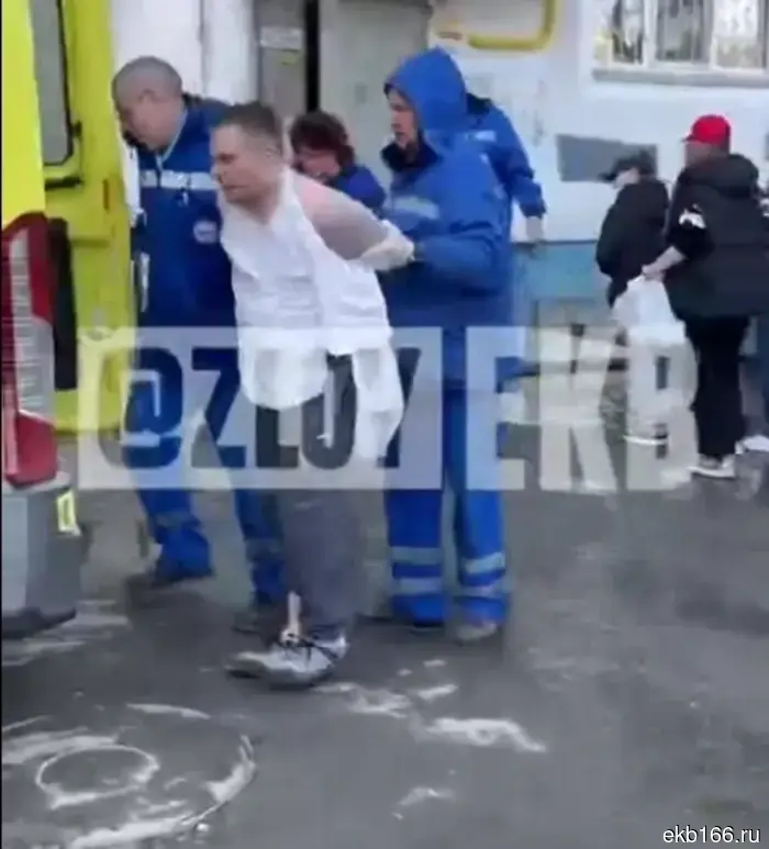 На Эльмаше мужчину в белом не разрешили выпрыгнуть из окна с большой высоты.