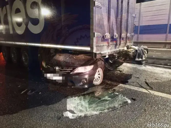 Иностранный автомобиль с номерами Свердловской области врезался в грузовик в Татарстане.