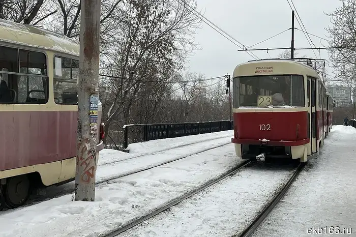В Екатеринбурге разработали способ повышения скорости трамваев, которые движутся всего со скоростью 13 км/ч.