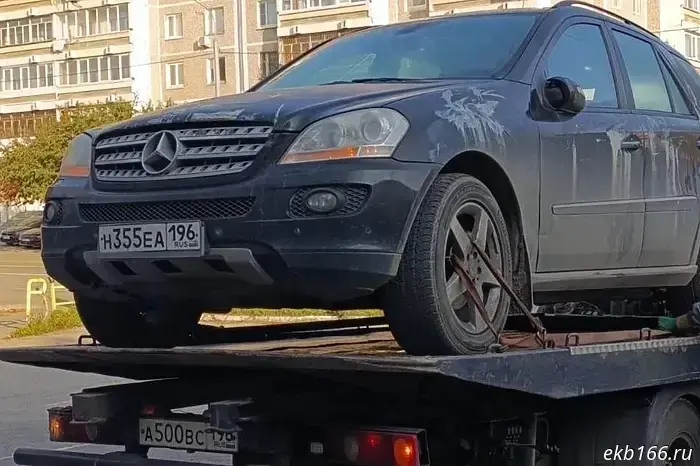 In Yekaterinburg, a Mercedes whose owner had accumulated 400,000 rubles in fines was "seized".