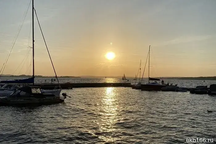 The prosecutor's office in Yekaterinburg has demanded through the court that the yacht club "Komatek" demolish the piers.