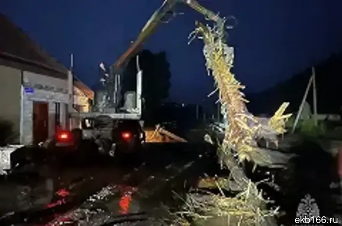 In Nizhnie Sergi, the bridge built after the powerful flood of 2020 was washed away.