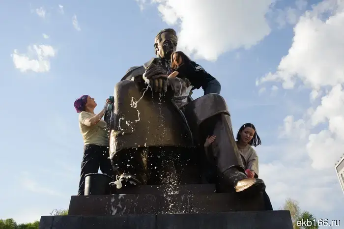 In Yekaterinburg, the monument to Alexander Popov was washed.