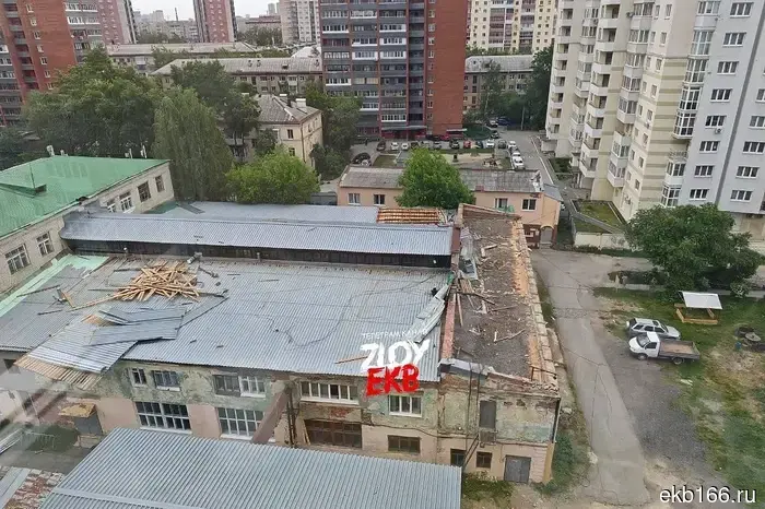 Сильный ветер повредил вывеску ТРЦ «Гринвич» в Екатеринбурге.