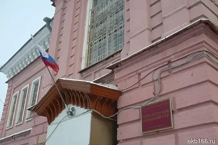 Мать человека, находящегося в СИЗО по обвинению в взятке своему дяде-полицейскому, поделилась о проблемах в их семье.