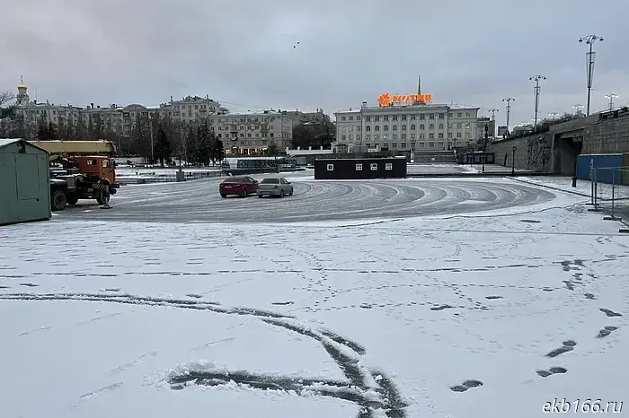 В Екатеринбурге Исторический сквер огородили забором.